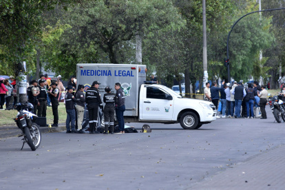 En el sur de Quito, la Policía Nacional recoge un cuerpo de un supuesto sacapintas.