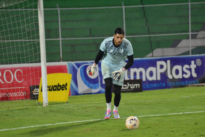 El portero Rafael Romo tuvo mucho trabajo en el pórtico celeste.