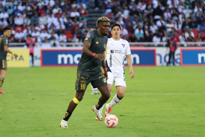 Michael Carcelén (i) y Fernando Cornejo (d) serán titulares en Aucas y Liga de Quito, respectivamente, en el encuentro de este sábado 9 de agosto.