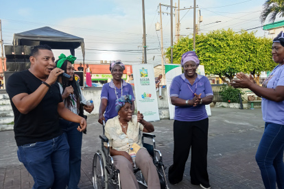 Homenaje. Rosita Wila canta y se mueve al son de la marimba, rodeada por sus exalumnos.