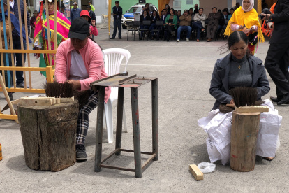 Los escoberos de Pastocalle: una tradición en riesgo por falta de relevo generacional.