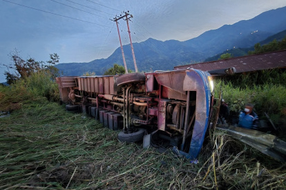 Restos del bus de la cooperativa San Juan tras el fatal accidente en el sector Alungoto, en la vía a Balsapamba, en la provincia de Bolívar.