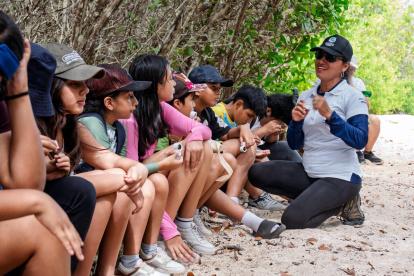 Alumnos. Los estudiantes aprenden sobre conservación en las islas.