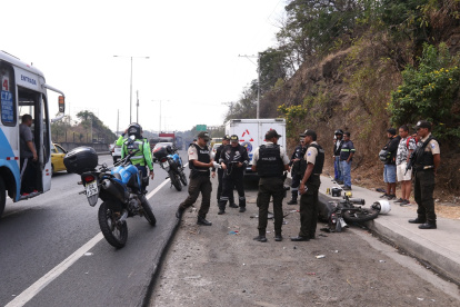 Personal policial y de tránsito acudió al sitio del accidente, en la vía Perimetral.