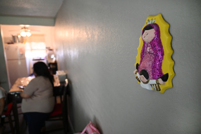 Carga. Una mujer mexicana debe hacerse cargo, ella sola, de todos los gastos de su hogar y de sus dos hijas menores de edad, tras la detención de su esposo en una redada.