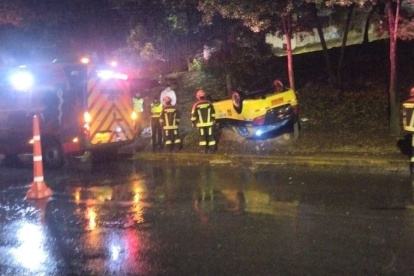 El conductor de un taxi resultó herido en Zámbiza, luego de que su auto cayó desde el puente de la avenida Las Palmeras.