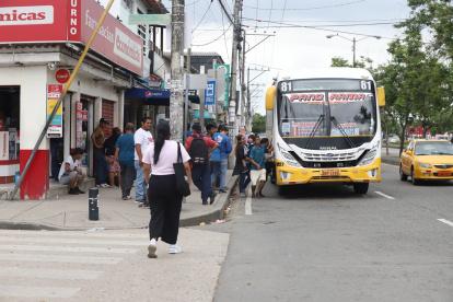 En la avenida Antonio Parra Velasco, en Sauces 2, hay una estación improvisada de buses intercantonales que trasladan pasajeros entre Guayaquil, Daule, Durán y Samborondón.