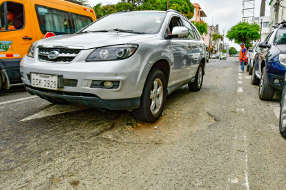 En las calles de Guayaquil asoman huecos de todos los tamaños que ya han causado accidentes. En zonas donde la luz es insuficiente, los daños son mayores.