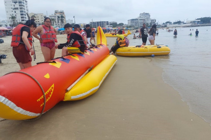 Los deportes extremos al píe del mar se han convertido en los favoritos de los visitantes