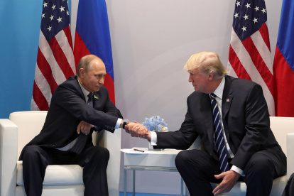El presidente estadounidense, Donald Trump, y el presidente ruso, Vladímir Putin, se estrechan la mano, en una imagen de archivo.