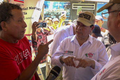 El presidente del Consejo de Ministros de Perú, Eduardo Arana (c), a su llegada a la población de Santa Rosa, una isla en medio del río Amazonas bajo soberanía peruana.