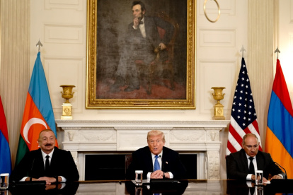 El presidente de Azerbaiyán, Ilham Aliyev; el presidente de Estados Unidos, Donald Trump, y el primer ministro de Armenia, Nikol Pashinyan, reunidos en la Casa Blanca.