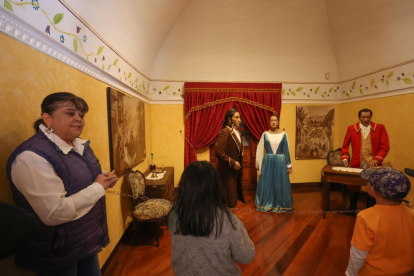 Mónica Ortiz, guía del Museo de Cera Alberto Mena Caamaño, con un grupo de niños y adultos, en agosto 2025.