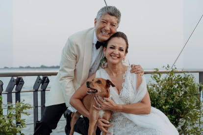 Marcela Aguiñaga y Marcelo Guim junto a su mascota Patria.