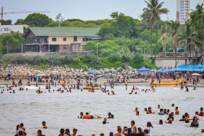 Así lució el sector del rompeolas en General Villamil Playas, con la afluencia de turistas por el feriado del 10 de Agosto.