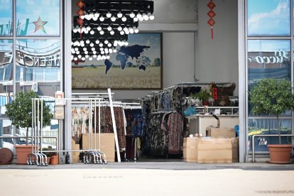 Local. Un establecimiento de moda rápida en el distrito industrial de Prato.