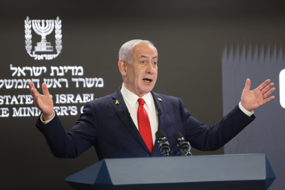 El primer ministro israelí, Benjamin Netanyahu, comparece ante la prensa internacional en su oficina de Jerusalén.