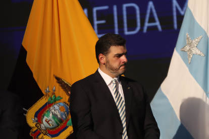 El alcalde de Guayaquil, Aquiles Álvarez, se comprometió públicamente a comprar inmediatamente las cánulas nasales faltantes para evitar que esta tragedia se repita, mostrando su disposición a actuar de manera directa y urgente.