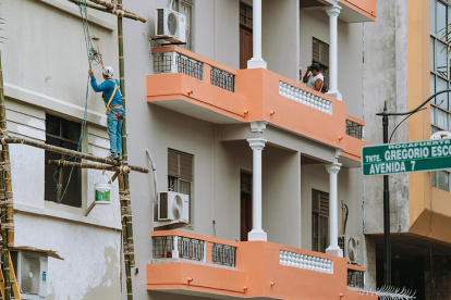 En algunas propiedades del centro se pintan las fachadas para cumplir con la Ordenanza para el Embellecimiento y Ornato de Guayaquil