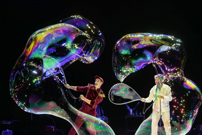 Pep Bou con Martín Cattani en la puesta en escena Bulle a bulle