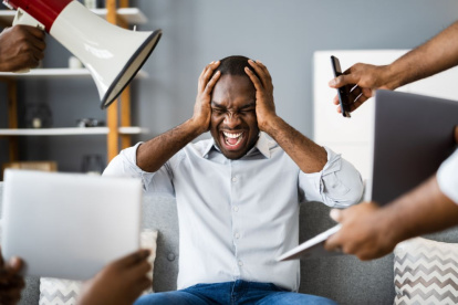 Aunque el teletrabajo ofrece flexibilidad y ahorro de tiempo, sus excesos generan efectos negativos como estrés, conflictos familiares y agotamiento emocional.
