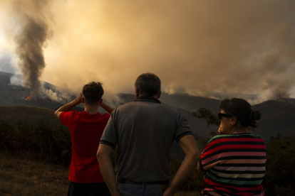Vecinos de Maceda (Ourense) observan el incendio que se registra en los alrededores de su municipio este domingo 10 de agosto.