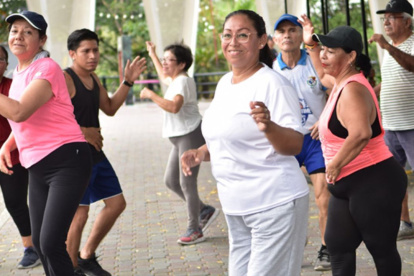 Instructores adaptan rutinas con pasos sencillos y opciones para distintos niveles, logrando que Zumba se convierta en una actividad accesible y divertida