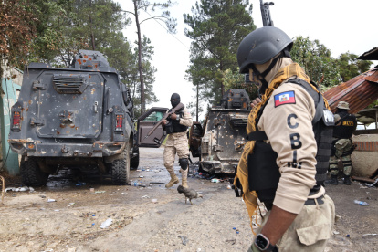 Integrantes de la Policía Nacional de Haití durante un operativo en Puerto Príncipe.