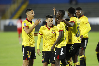 Miguel Parrales (i) y Janner Corozo (d) marcaron los goles de Barcelona SC ante El Nacional.