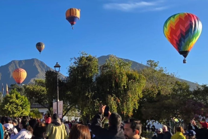 Los globos gigantes de Ecuador, México y Brasil participan en el festival internacional de la Mitad del Mundo, noroccidente de Quito.