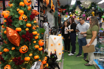 Una decoración ecléctica que une adornos de Navidad y Halloween para los que ponen el árbol desde octubre.