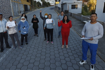 La Pulida. Con pancartas, moradores pidieron que se eliminen los cobros excesivos en sus impuestos. Dicen que el tramo intervenido no representa esos valores.