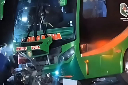 Así quedó el bus que transportaba al plantel femenino del Mushuc Runa.