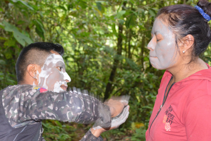 Usos. El barro del Gran Cañón, rico en minerales, es utilizado como mascarilla para turistas y habitantes.