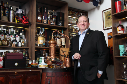 Preparado para descifrar la magia del ron y y atesora más de 1.200 botellas.