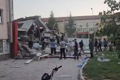 Varios edificios cayeron tras el terremoto de 6,1 en la región de Mármara, en Turquía, este domingo 10 de agosto.