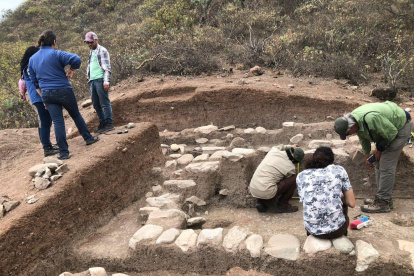 as excavaciones en Trapichillo revelan estructuras de piedra y restos humanos, considerados entre los más antiguos del sur del Ecuador.