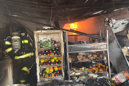 Un incendio se produjo en un local comercial, ubicado en Chillogallo, en el sur de Quito.