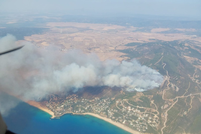 Situación. Las autoridades han activado planes de contingencia para tratar de controlar el fuego. Desde el cielo se observa la gravedad del incendio.