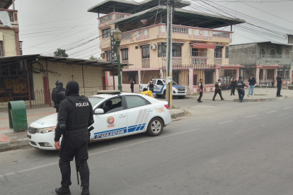 La avenida 3 de Febrero, donde se registró el hecho en el cantón Santa Lucía, permanece custodiada por la Policía en los velorios.