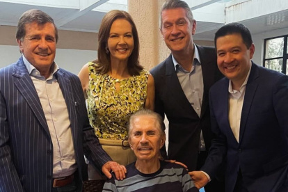 Don Alfonso y sus compañeros de Ecuavisa.