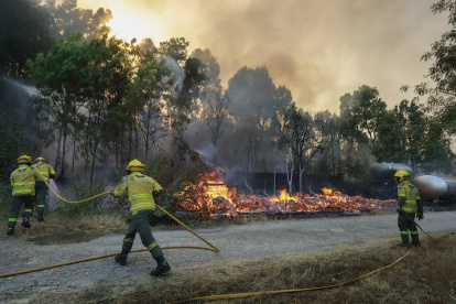 Portugal sufre de una ola de incendios.