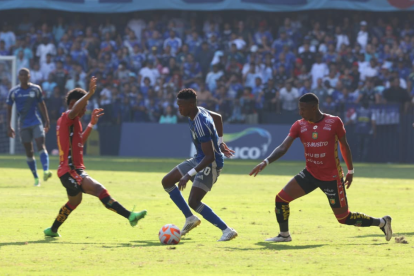 Encuentro entre Emelec y Deportivo Cuenca.