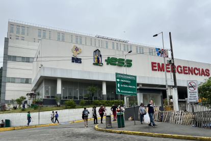 Los pacientes que asisten al Hospital Los Ceibos del Instituto Ecuatoriano de Seguridad Social, ubicado en el norte de Guayaquil, se quejan de que no logran agendar una cita médica a tiempo.