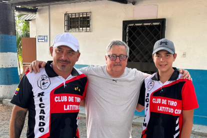 Ricardo López (i) junto al juvenil Joaquín López y el presidente Gilbert.