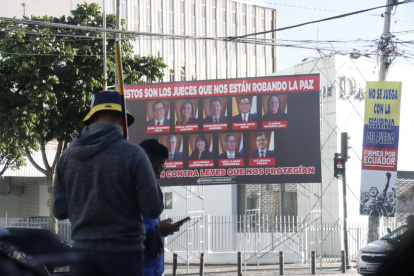 Vallas con los rostros de los nueve jueces de la Corte Constitucional aparecieron este 12 de agosto de 2025 en la ruta de la marcha convocada por el presidente Daniel Noboa.