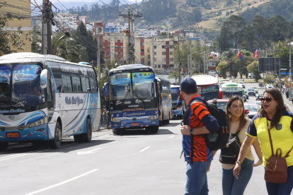 Algunos de los buses se estacionaron en los alrededores del Coliseo Rumiñahui, en La Vicentina.