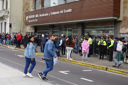 El operativo se realizó en los exteriores de las agencias de 10 ciudades de Ecuador.