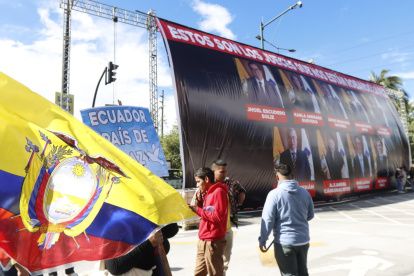 Los rostros de los jueces de la Corte Constitucional son expuestos en una valla durante la marcha convocada por el presidente Daniel Noboa.