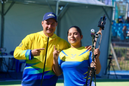 Blanca Rodrigo, junto a su entrenador, a quien le adjudicó gran mérito en la consecución del oro de este martes 12 de agosto.